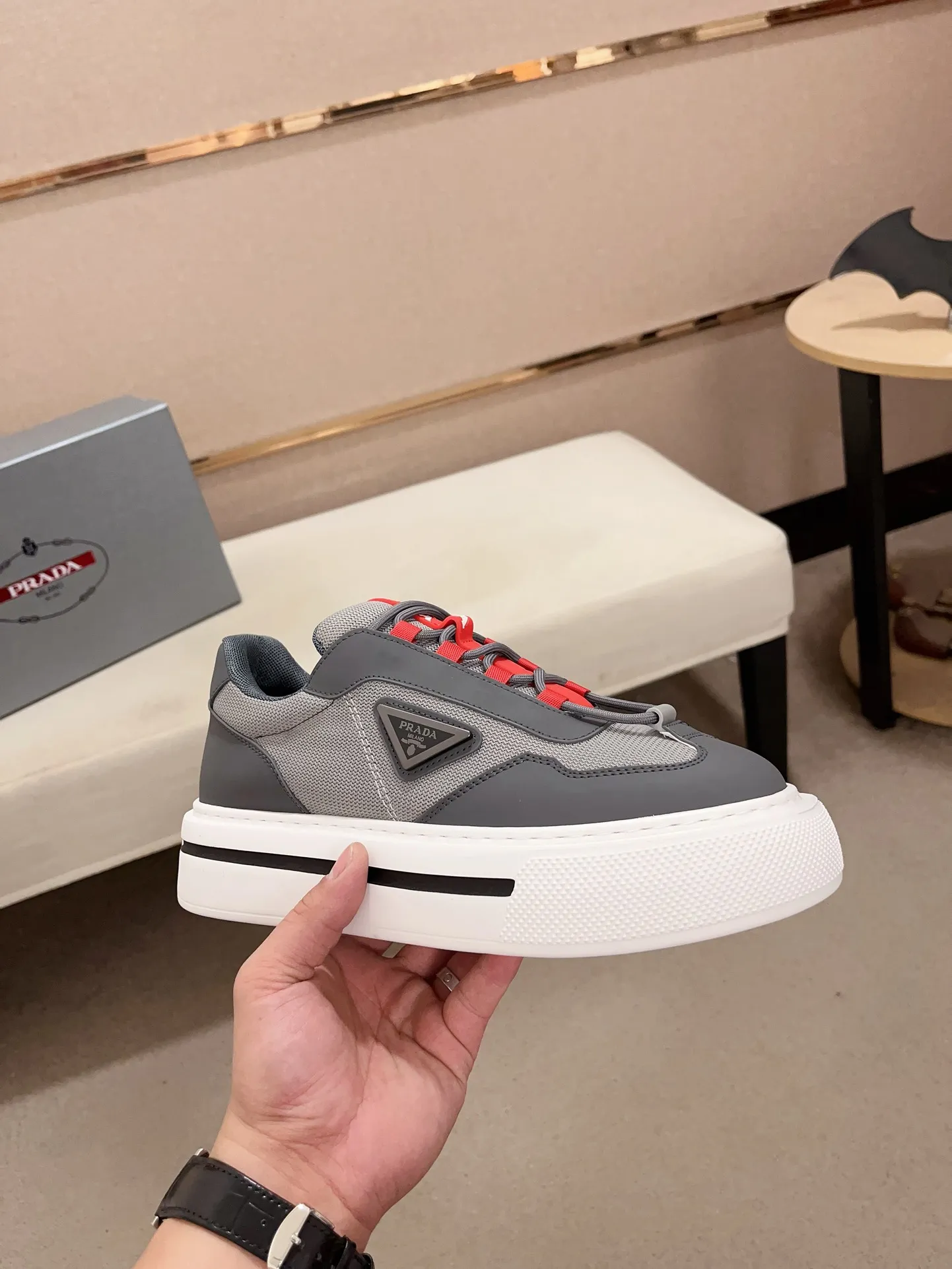 Men's shoes 💰 580💰 ✔️✔️✔️High-quality new PRADA counters are launched at the same time. The new men's shoes and 😘fabrics are selected from first-layer cowhide and are made by pure handicrafts. Lining: Full cowhide lining. 👍🏿 High-end ☄️ air-cushion molded anti-slip rubber outsole, exquisite lines, simple and elegant, comfortable and high-end for leisure travel. Code number: 38 to 44